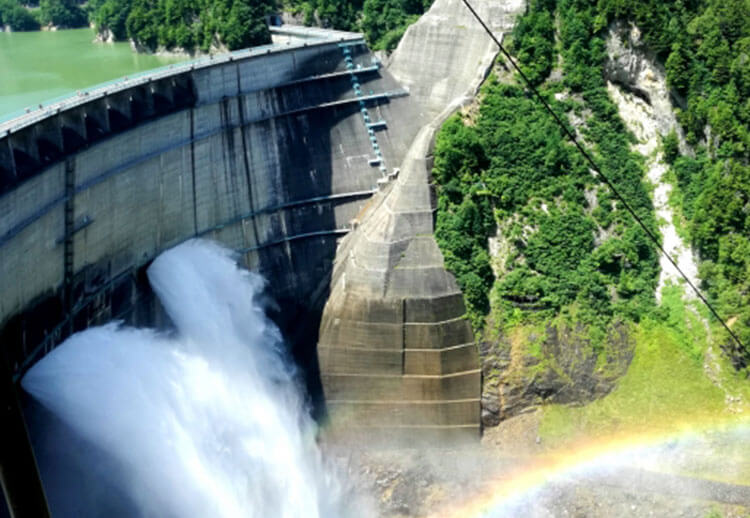 黒部ダム観光放水