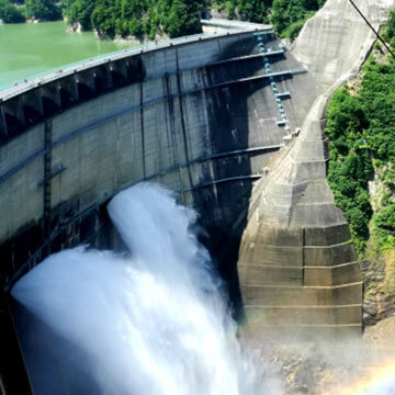 黒部ダム観光放水