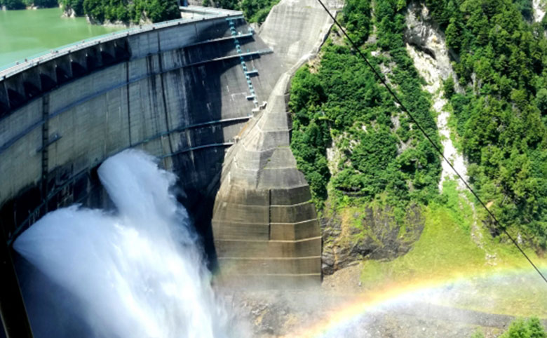 黒部ダム観光放水